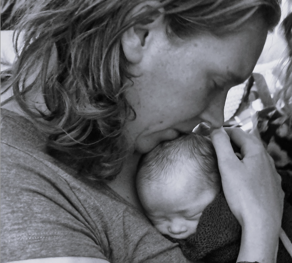 Vrouw houdt een baby vast